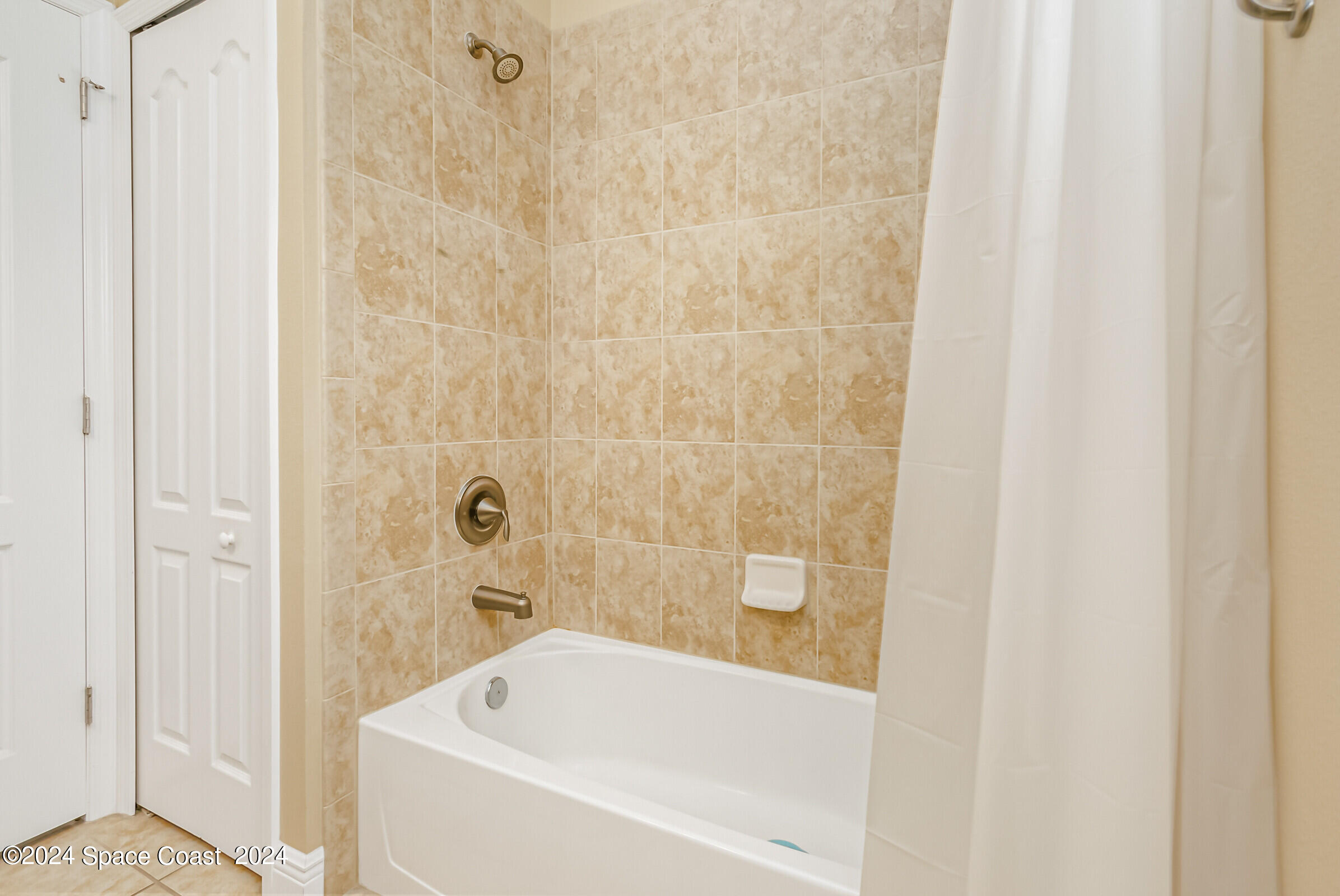 5972 Goleta Circle Melbourne, FL 32940 - Photo 43 of 56 a bathroom with a bathtub