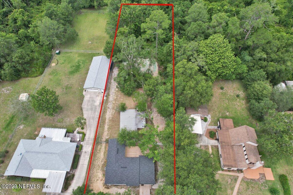 an aerial view of a house with outdoor space and lake view