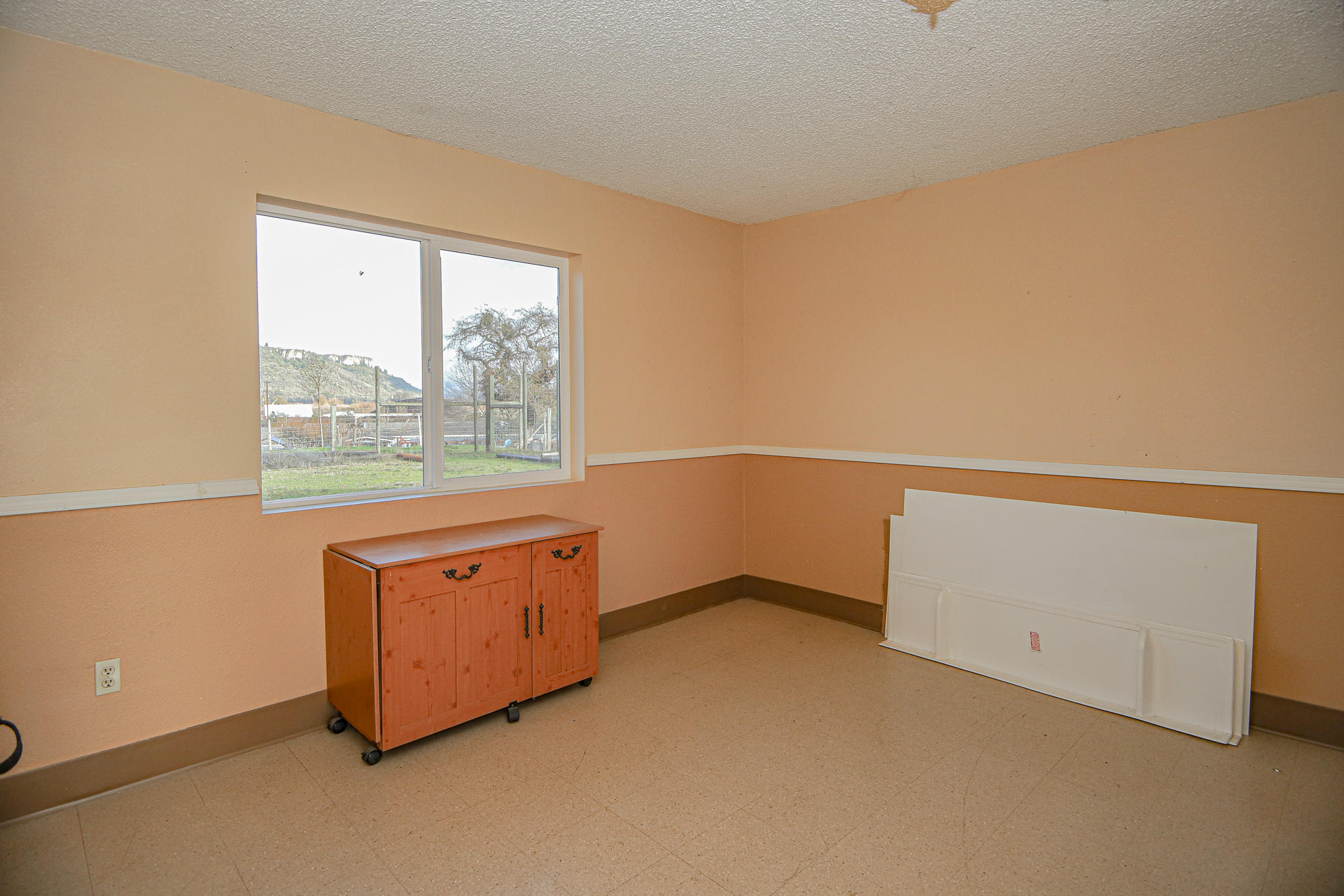 6577 Blackwell Road Central Point, OR 97502 - Photo 15 of 27 an empty room with a window