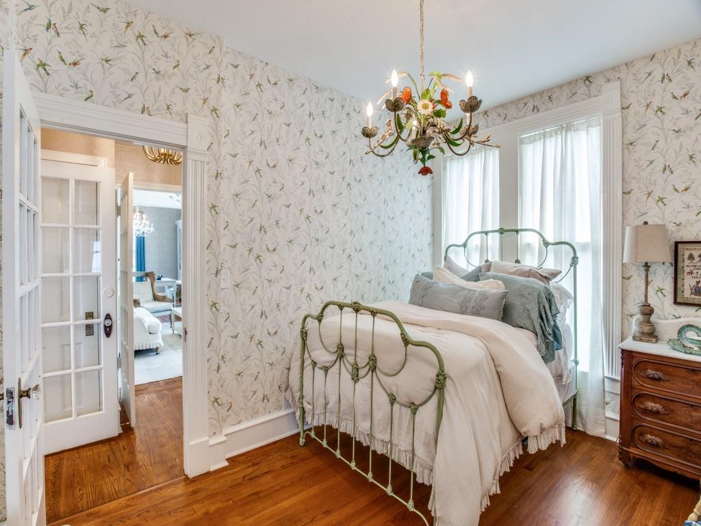 302 Featherston Street Cleburne, TX 76033 - Photo 22 of 40 Guest room