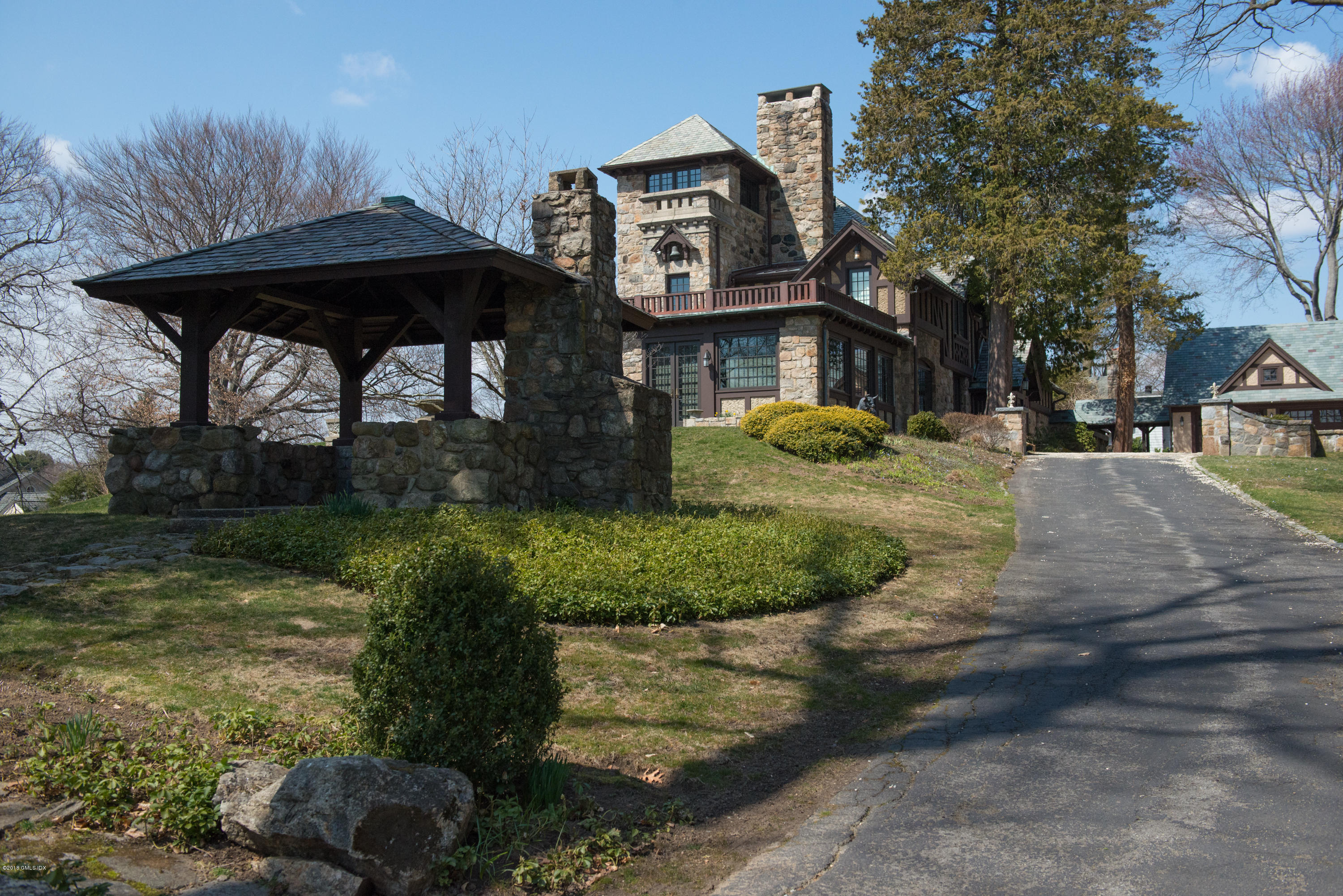 47 Carriglea Drive Riverside, CT 06878 - Photo 8 of 49 a front view of a house with garden
