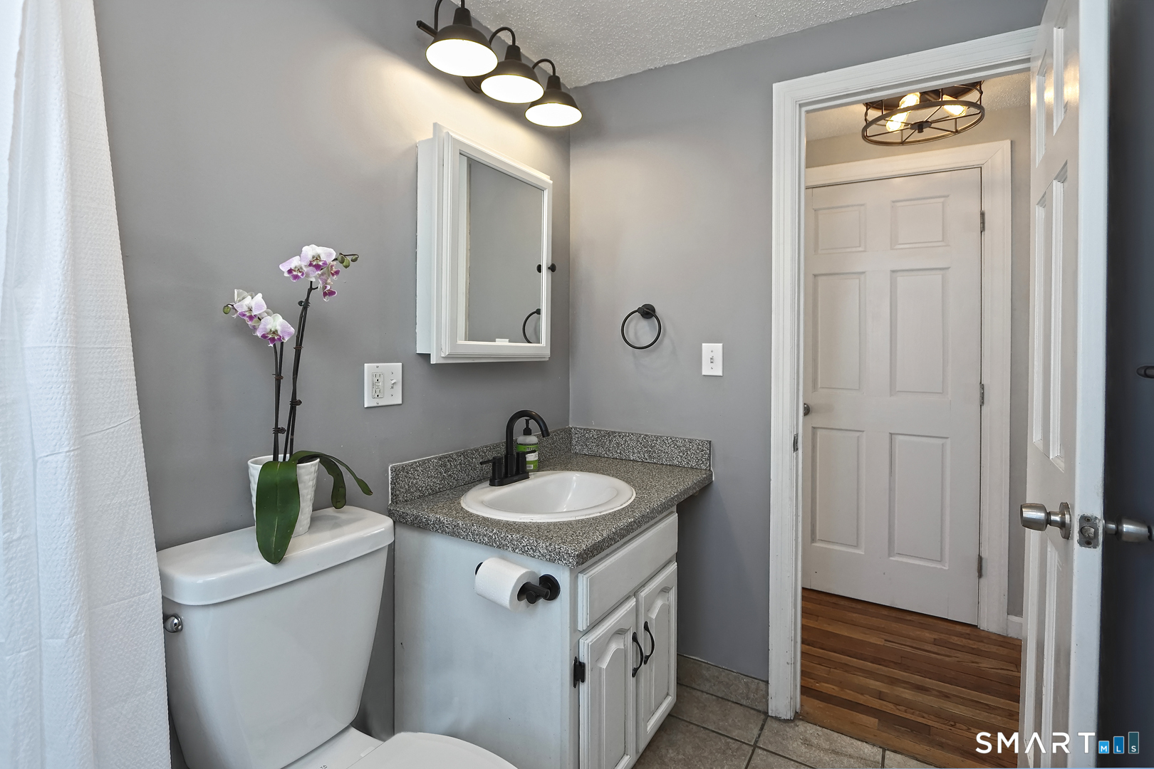 10 Hemingway Road North Haven, CT 06473 - Photo 19 of 38 Main floor full bathroom