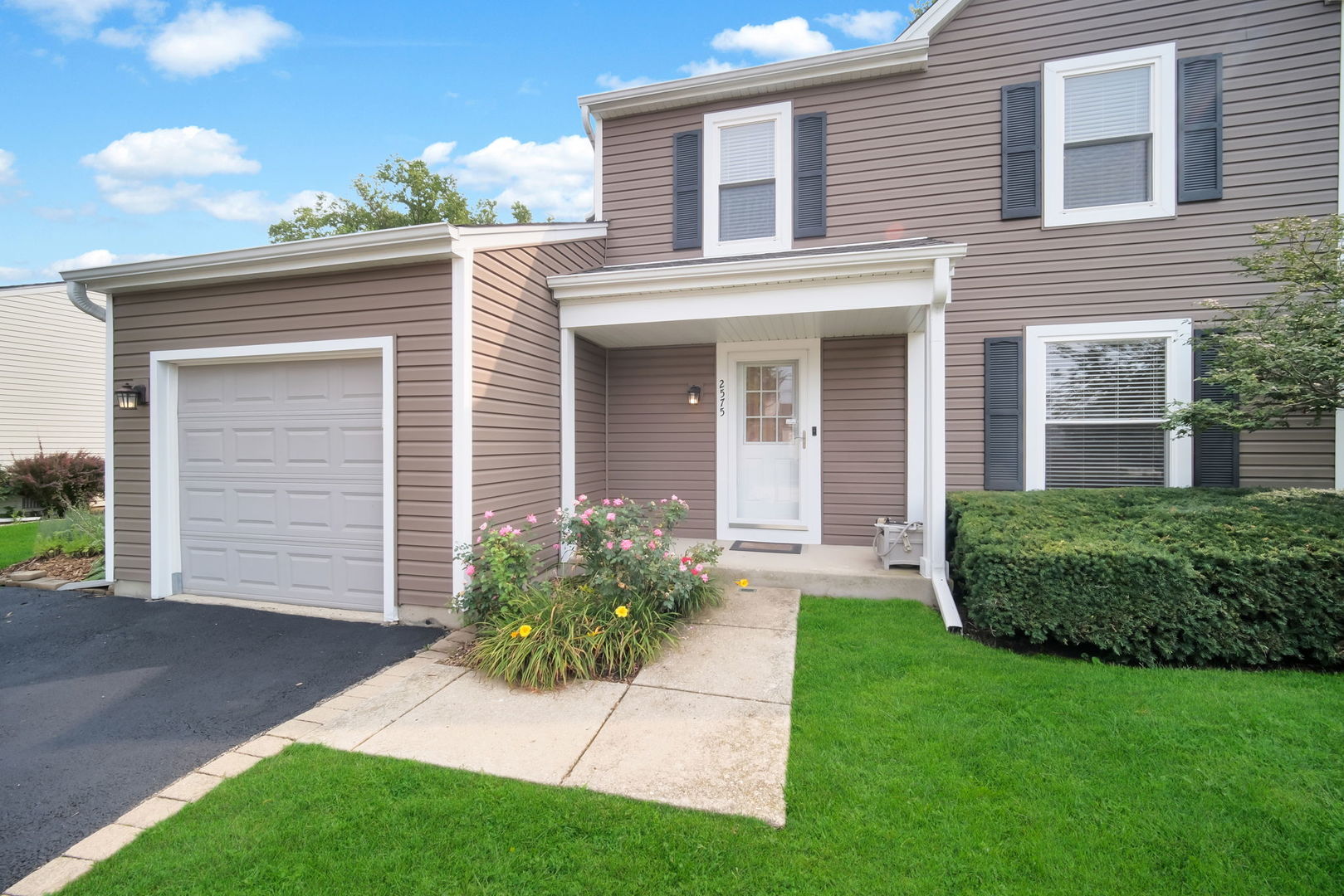 2575 Prairieview Lane South Aurora, IL 60502 - Photo 2 of 29 Gallery Image 2