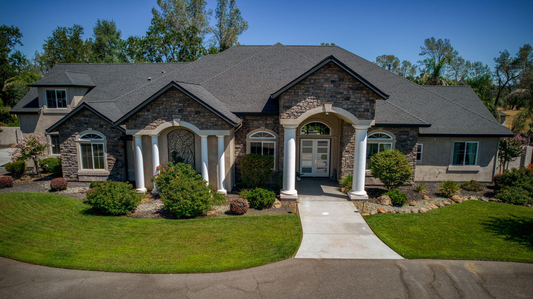 19580 Mockingbird Lane Redding, CA 96002 - Photo 4 of 72 front view of a house with a yard
