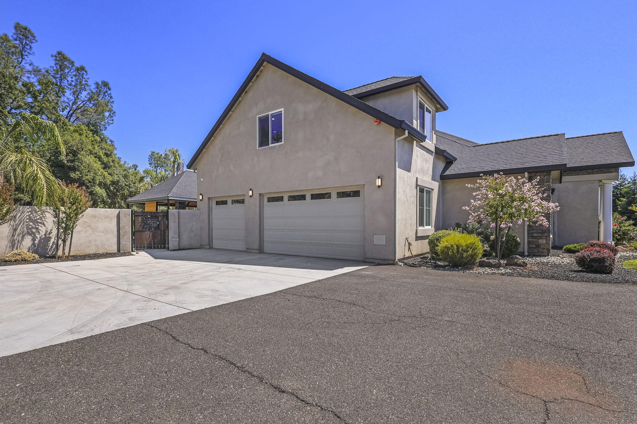 19580 Mockingbird Lane Redding, CA 96002 - Photo 71 of 72 a view of a house with backyard and a garage