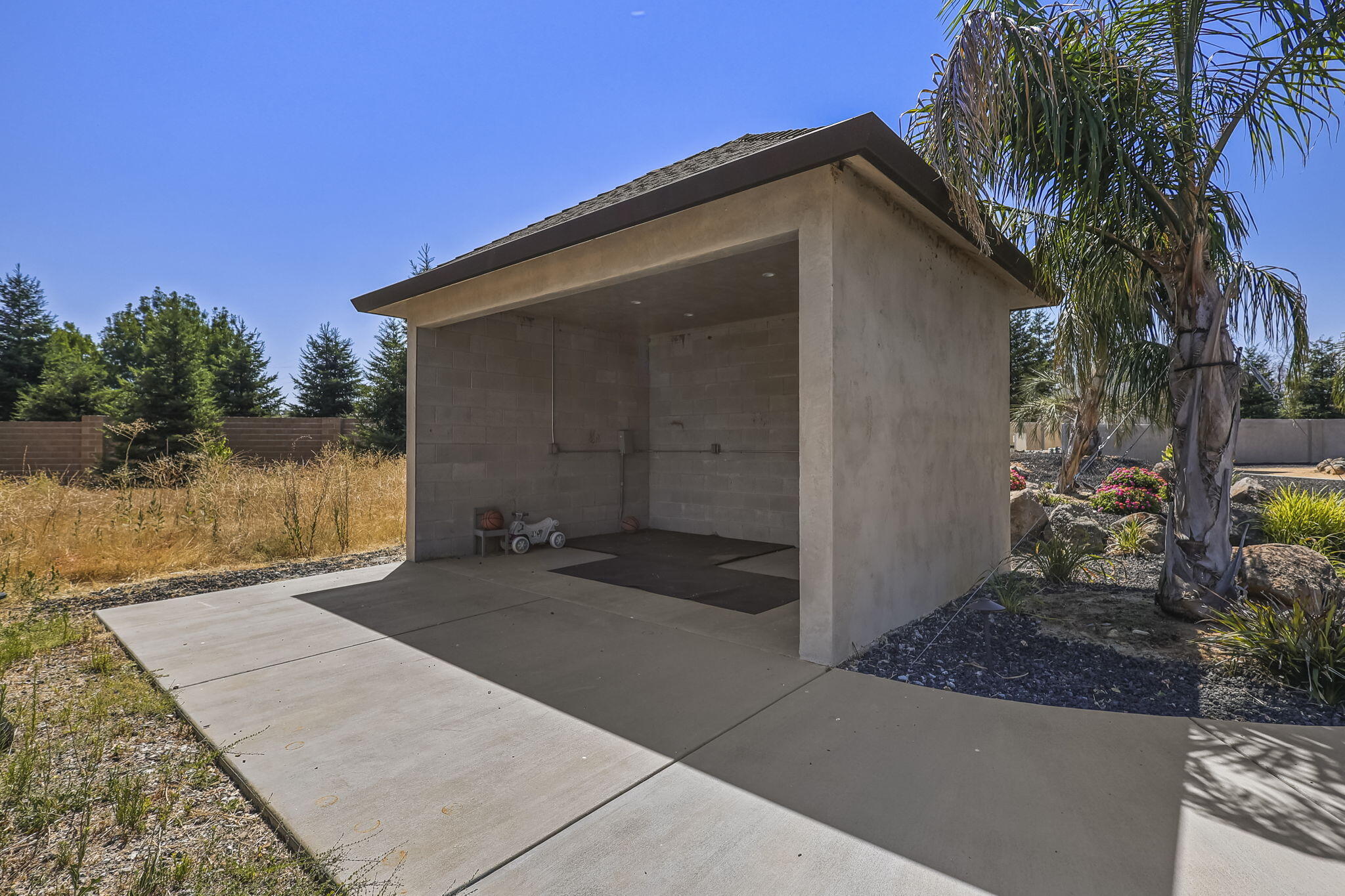 19580 Mockingbird Lane Redding, CA 96002 - Photo 72 of 72 a front view of a house with a yard