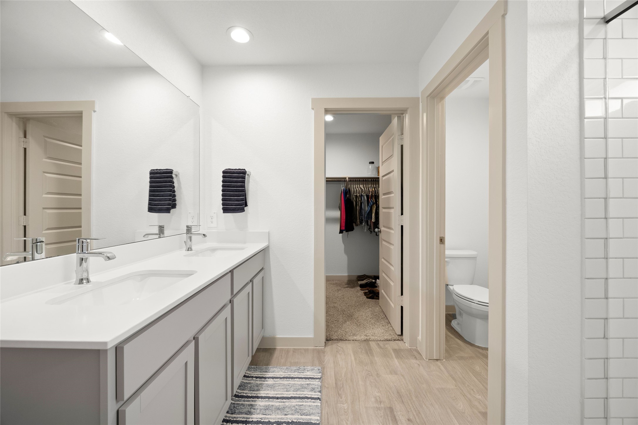 1134 Della Lane Rosharon, TX 77583 - Photo 18 of 31 Primary bathroom