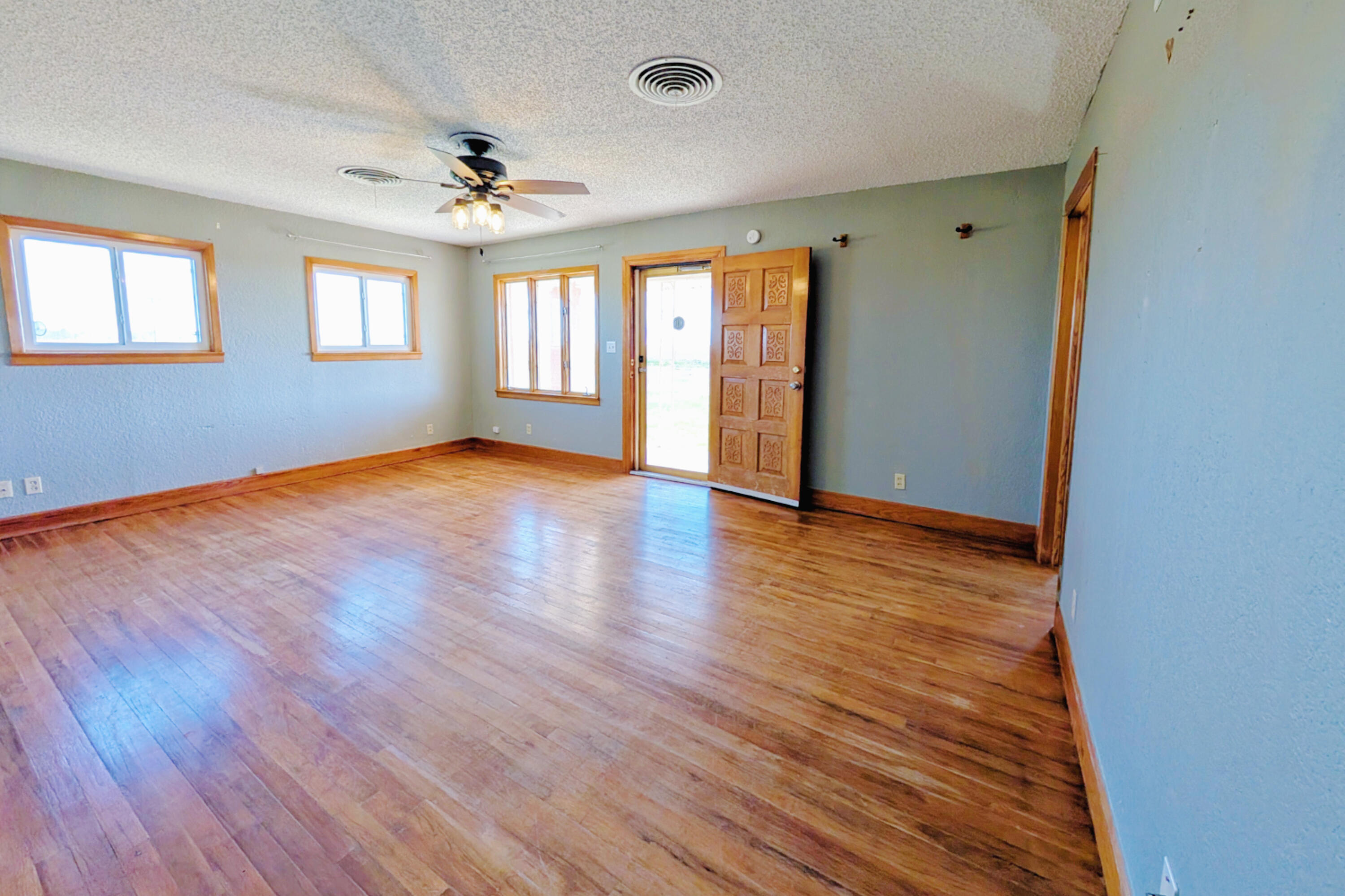 453 County Road 27 Muleshoe, TX 79347 - Photo 9 of 32 Living Area