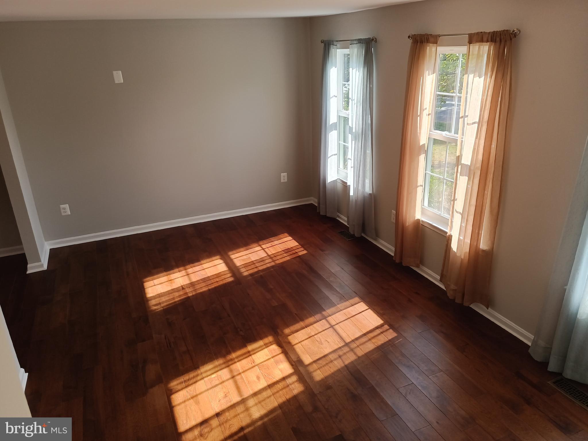 345 Silver Ridge Drive Sterling, VA 20164 - Photo 6 of 36