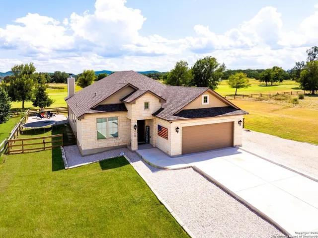 $499,999 | 450 Spanish Grant Circle, Bandera, TX 78003