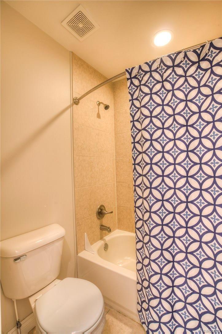 424 Oak Street Rochester, MI 48307 - Photo 21 of 22 Full Tub and Shower in the Jack and Jill Bath.