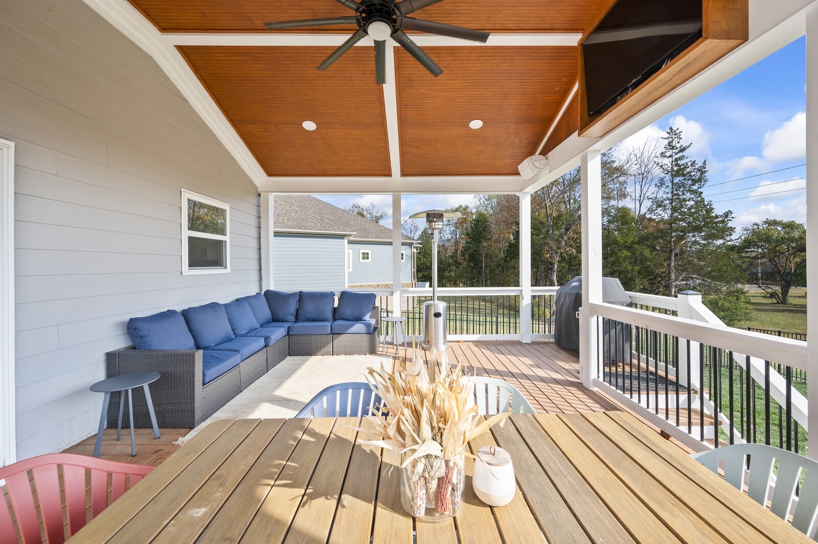651 Castle Road Mount Juliet, TN 37122 - Photo 28 of 30 a view of a couches and dinning table in patio