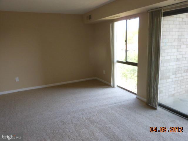 6147 Edsall Road, Unit 6147J Alexandria, VA 22304 - Photo 1 of 7 Living Room