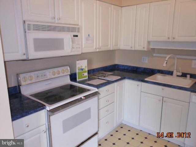 6147 Edsall Road, Unit 6147J Alexandria, VA 22304 - Photo 4 of 7 Kitchen