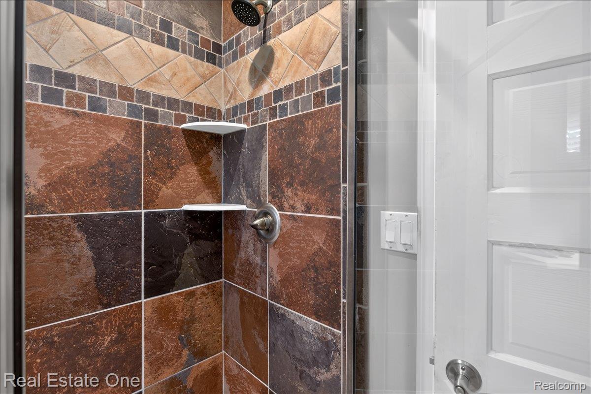 836 Pine Tree Road West Lake Orion, MI 48362 - Photo 25 of 96 21-2026.06.25_SuzanneF_PineTree125.jpg