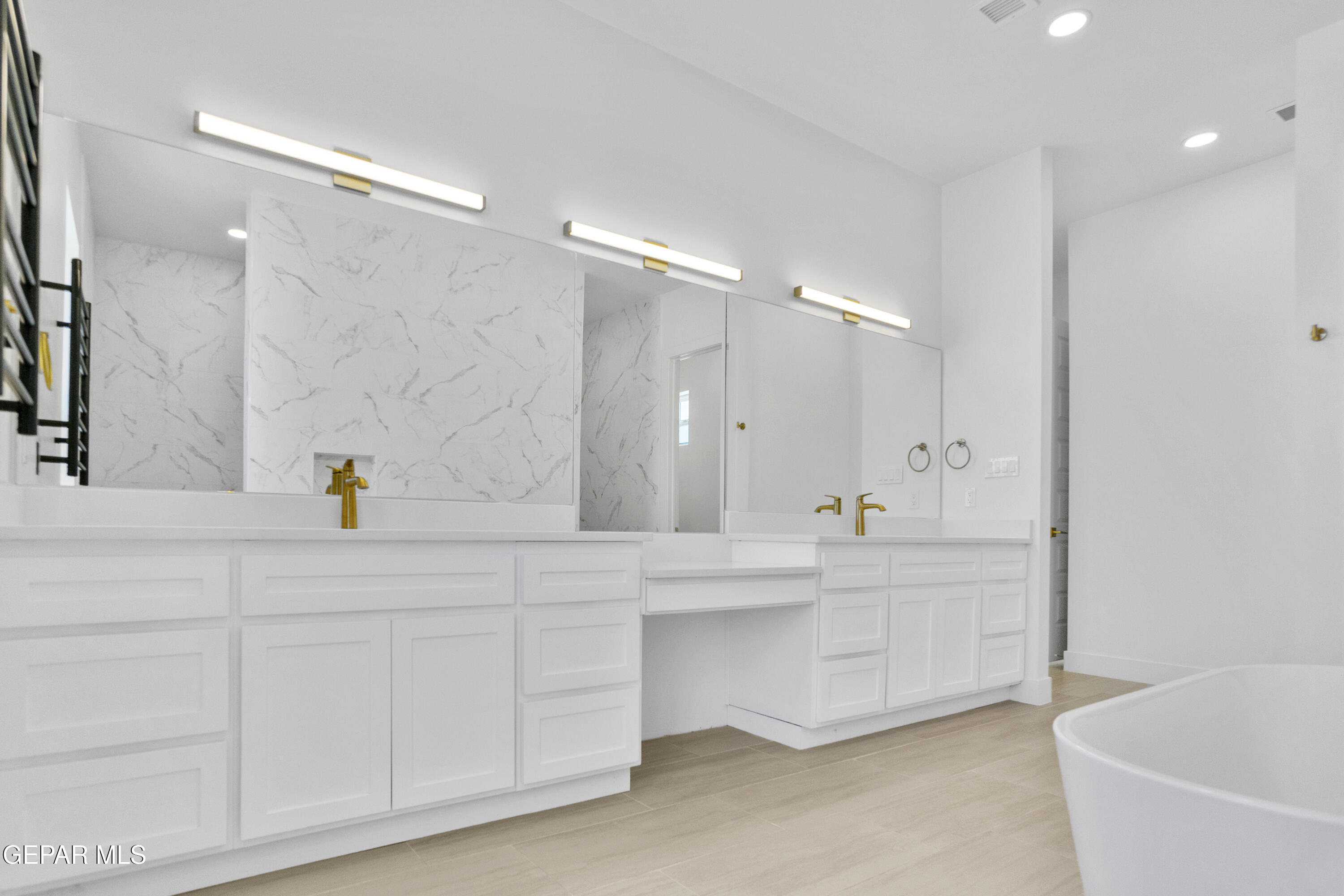 5699 Rio Bonito Circle El Paso, TX 79932 - Photo 10 of 25 a bathroom with a bathtub a sink and a mirror