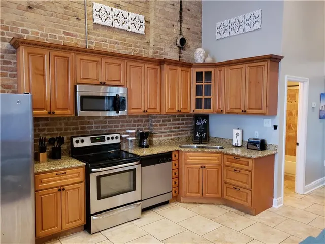 $2,200 | 512 Pelican Avenue, Unit A, New Orleans, LA 70114