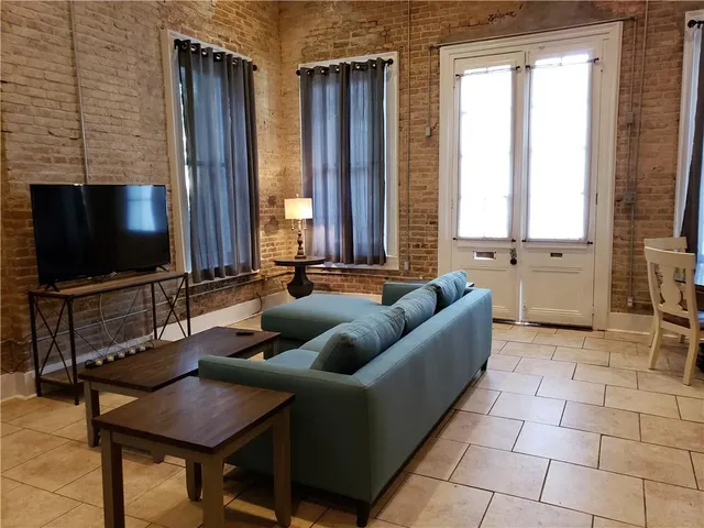 $2,200 | 512 Pelican Avenue, Unit A, New Orleans, LA 70114