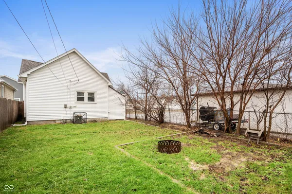 $1,700 | 413 East Caven Street, Indianapolis, IN 46225