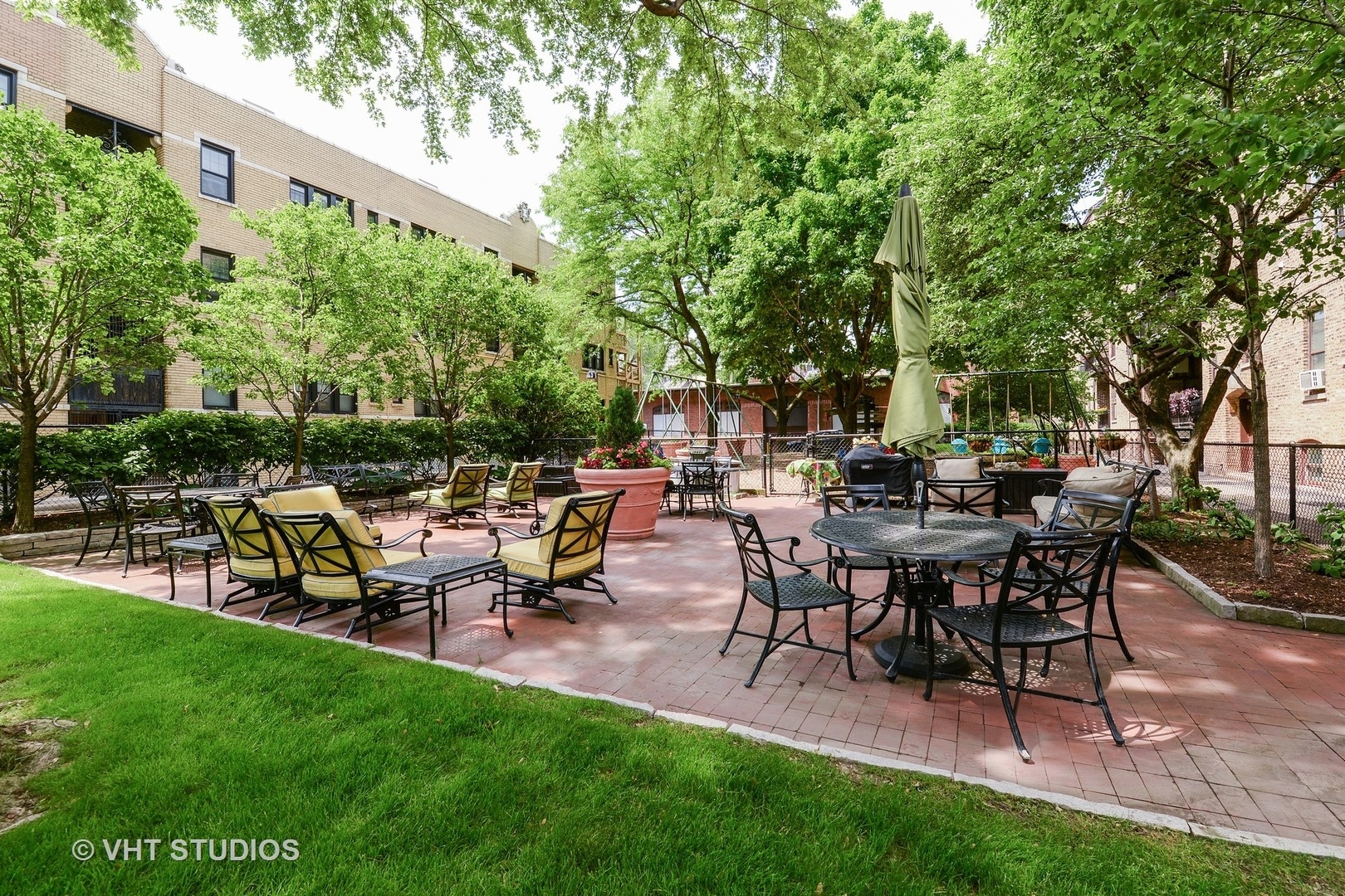 672 West Irving Park Road, Unit G1 Chicago, IL 60613 - Photo 16 of 19 a view of a sitting area with furniture and garden