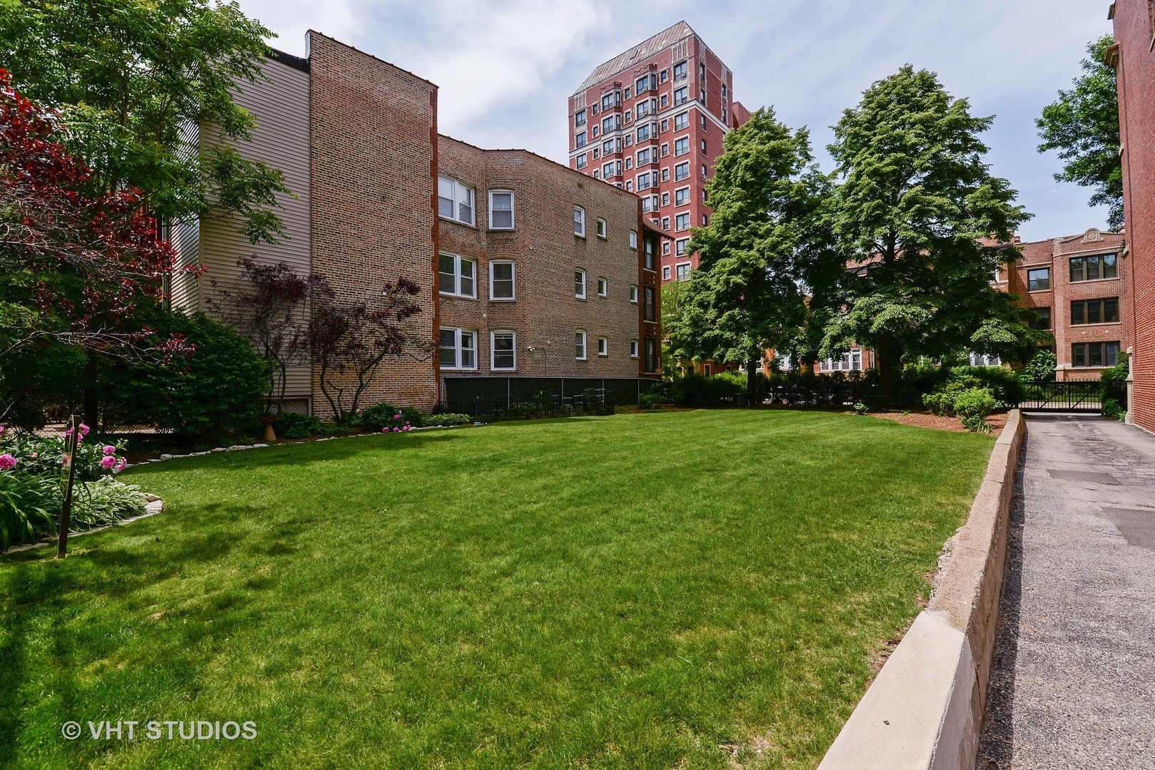 672 West Irving Park Road, Unit G1 Chicago, IL 60613 - Photo 17 of 19 a view of a back yard of the house