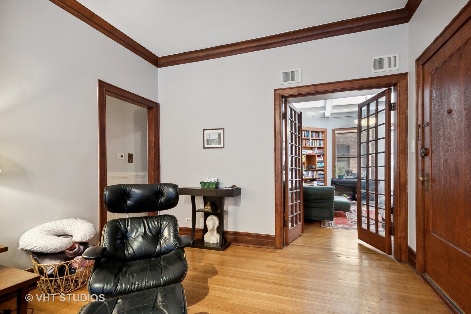 672 West Irving Park Road, Unit G1 Chicago, IL 60613 - Photo 6 of 19 a living room with furniture and a wooden floor