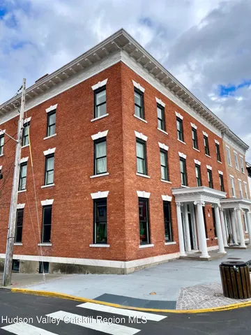 $2,700 | 202 Warren Street, Unit 2, Hudson, NY 12534