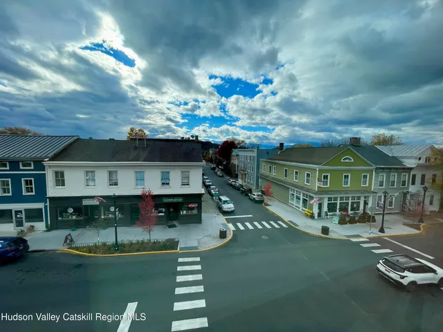 $2,700 | 202 Warren Street, Unit 2, Hudson, NY 12534