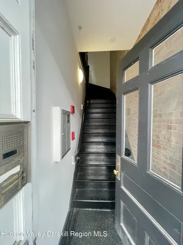 $2,700 | 202 Warren Street, Unit 2, Hudson, NY 12534