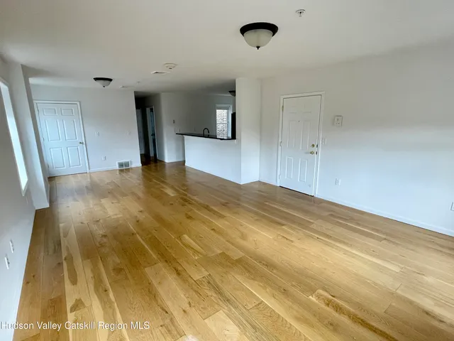 $2,700 | 202 Warren Street, Unit 2, Hudson, NY 12534