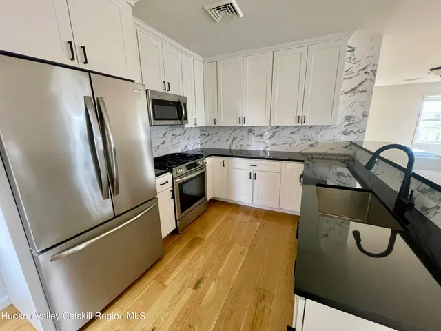 $2,700 | 202 Warren Street, Unit 2, Hudson, NY 12534