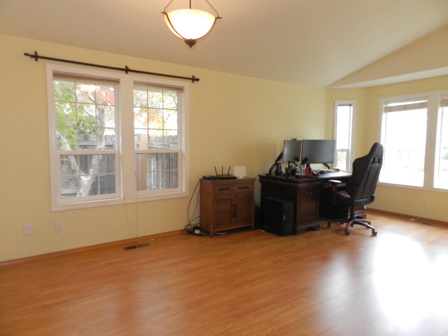 648 Benjamin Way Phoenix, OR 97535 - Photo 12 of 29 a room with furniture and windows