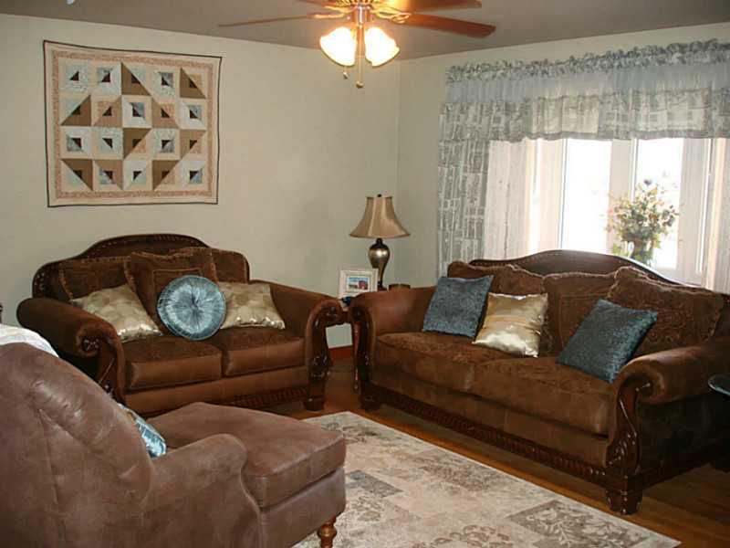 1049 Silver Lane McKees Rocks, PA 15136 - Photo 2 of 16 Living Room.