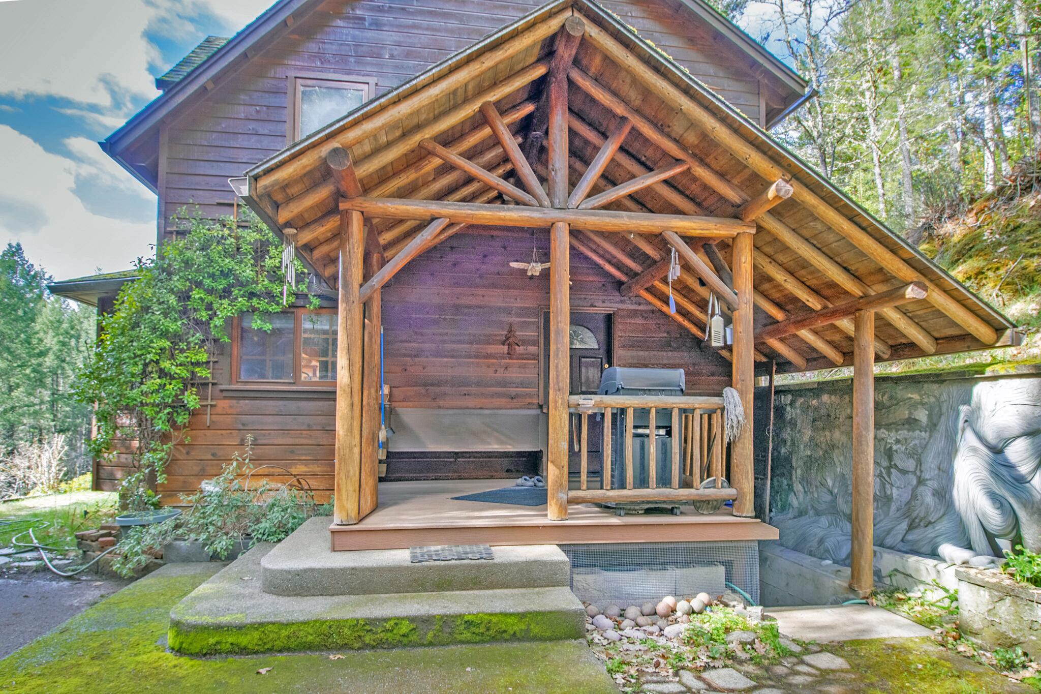 1449 Queen Of Bronze Road Cave Junction, OR 97523 - Photo 7 of 87 Front Porch