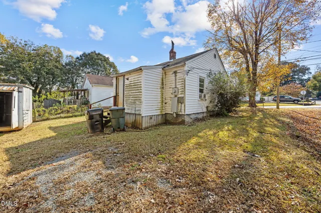 a view of a house with a backyard