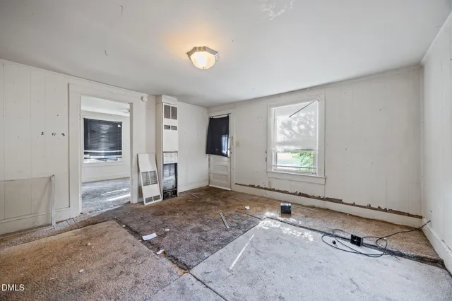 a view of empty room with window