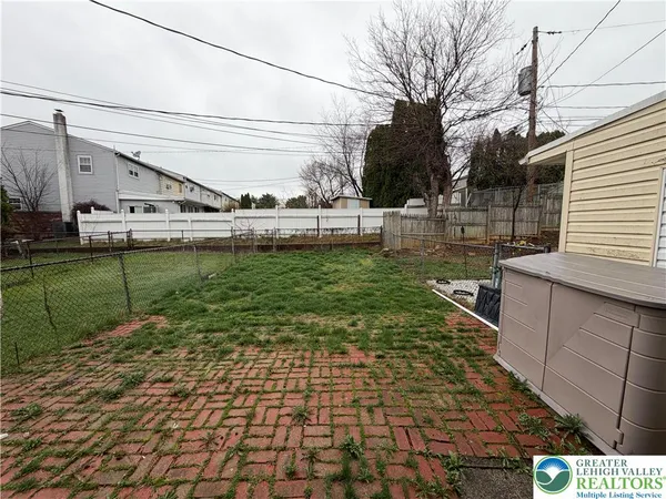 $1,950 | 815 Fernhill Lane, Whitehall, PA 18052