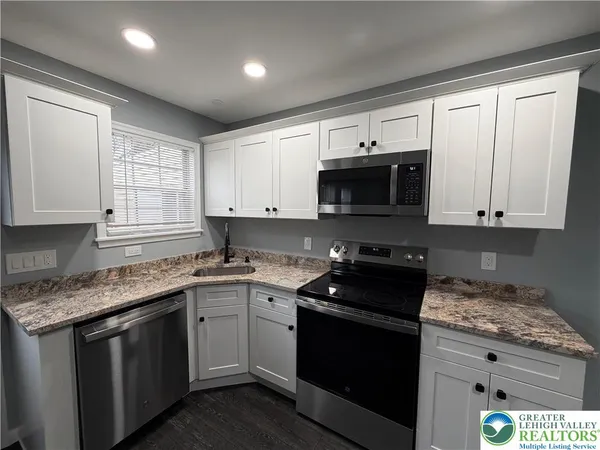 $1,950 | 815 Fernhill Lane, Whitehall, PA 18052