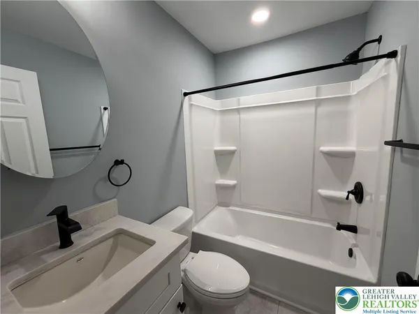 $1,950 | 815 Fernhill Lane, Whitehall, PA 18052