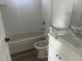 1625 2nd Avenue Southwest Vero Beach, FL 32962 - Photo 7 of 17 a bathroom with a sink toilet and bathtub