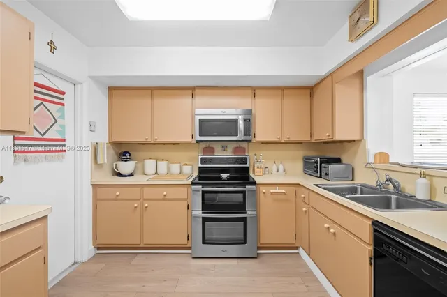 $565,000 | 2015 North 37th Avenue, Hollywood, FL 33021