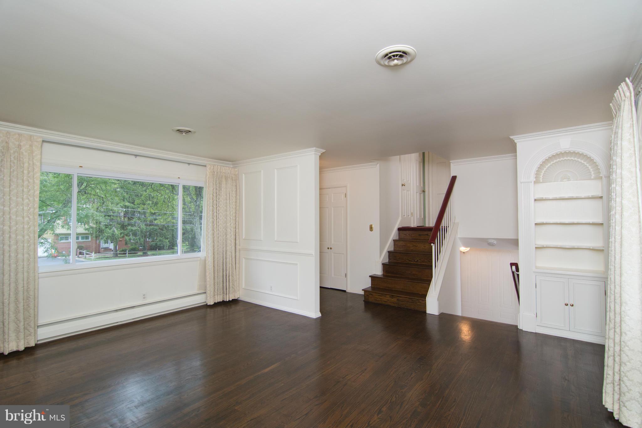 806 Providence Road Baltimore, MD 21286 - Photo 3 of 30 Family Room