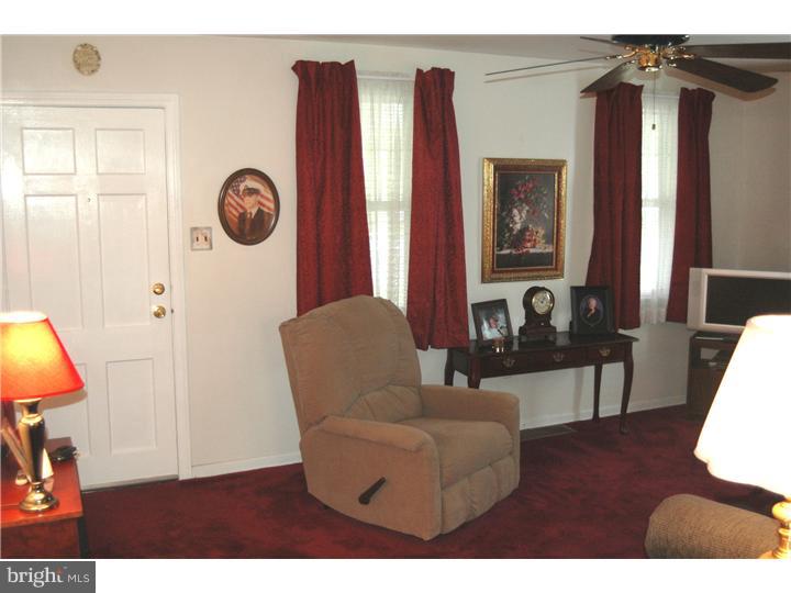 9 Pancoast Boulevard Delran, NJ 08075 - Photo 4 of 17 Living Room