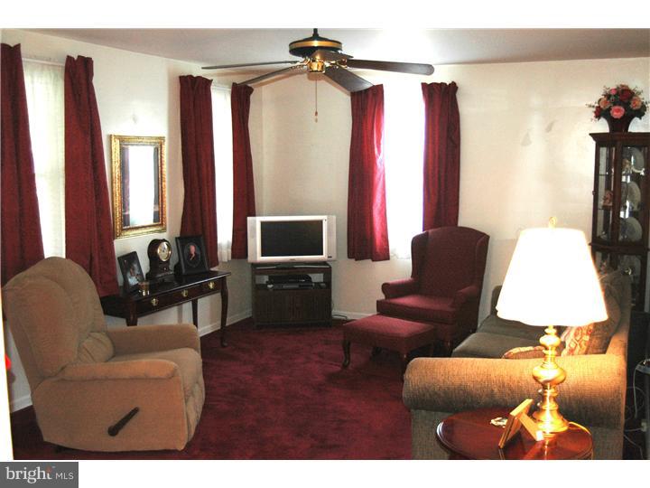 9 Pancoast Boulevard Delran, NJ 08075 - Photo 5 of 17 Living Room