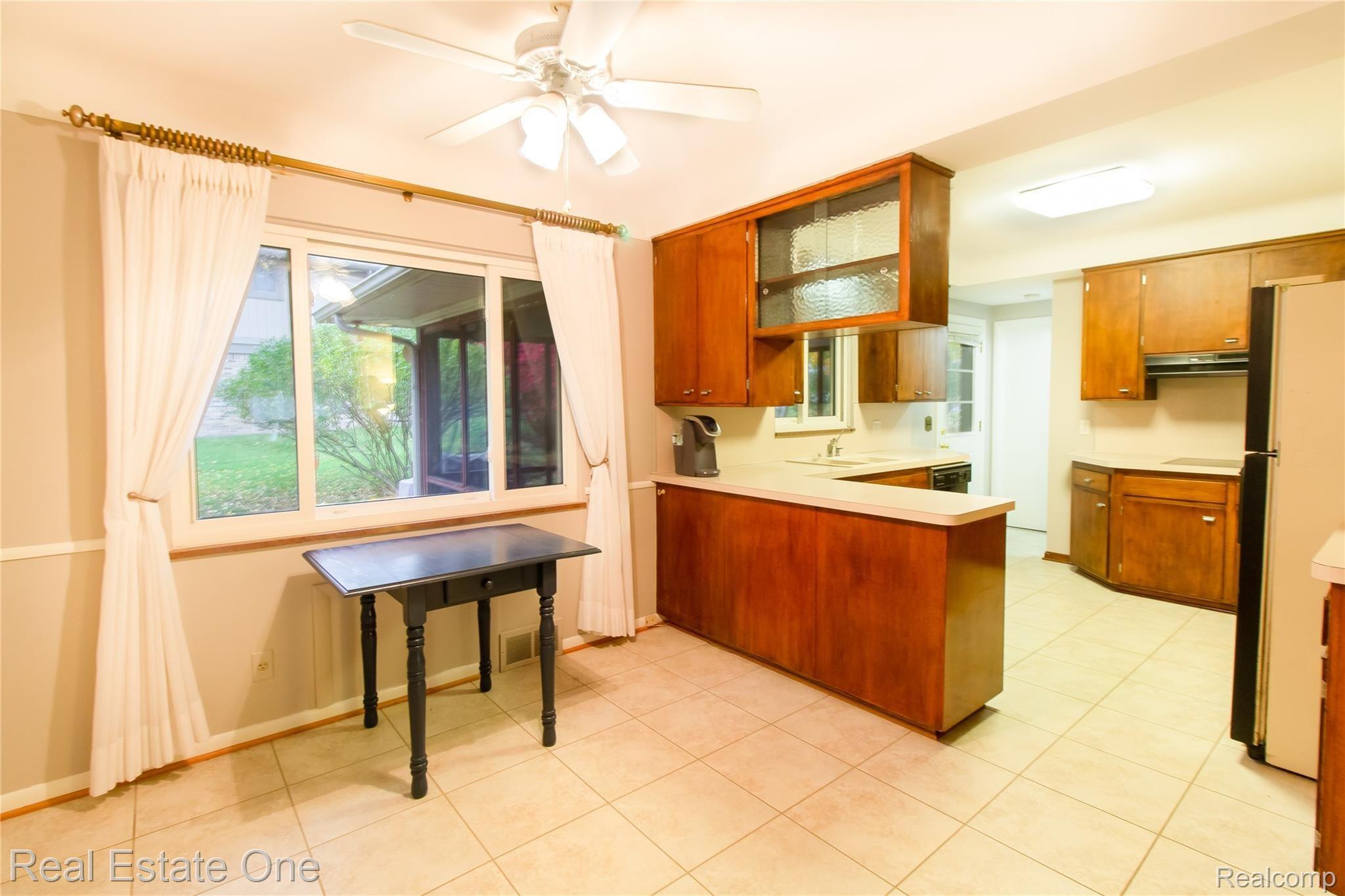 1430 Gracedale Drive Rochester, MI 48309 - Photo 19 of 31 Kitchen_2 (5).jpg