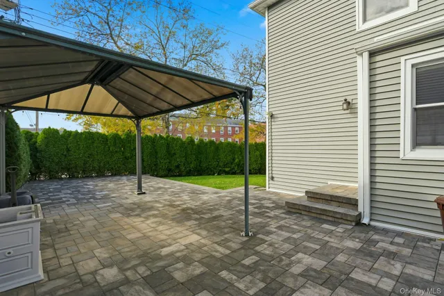 a view of a backyard