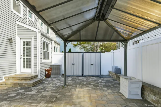 a view of a back yard