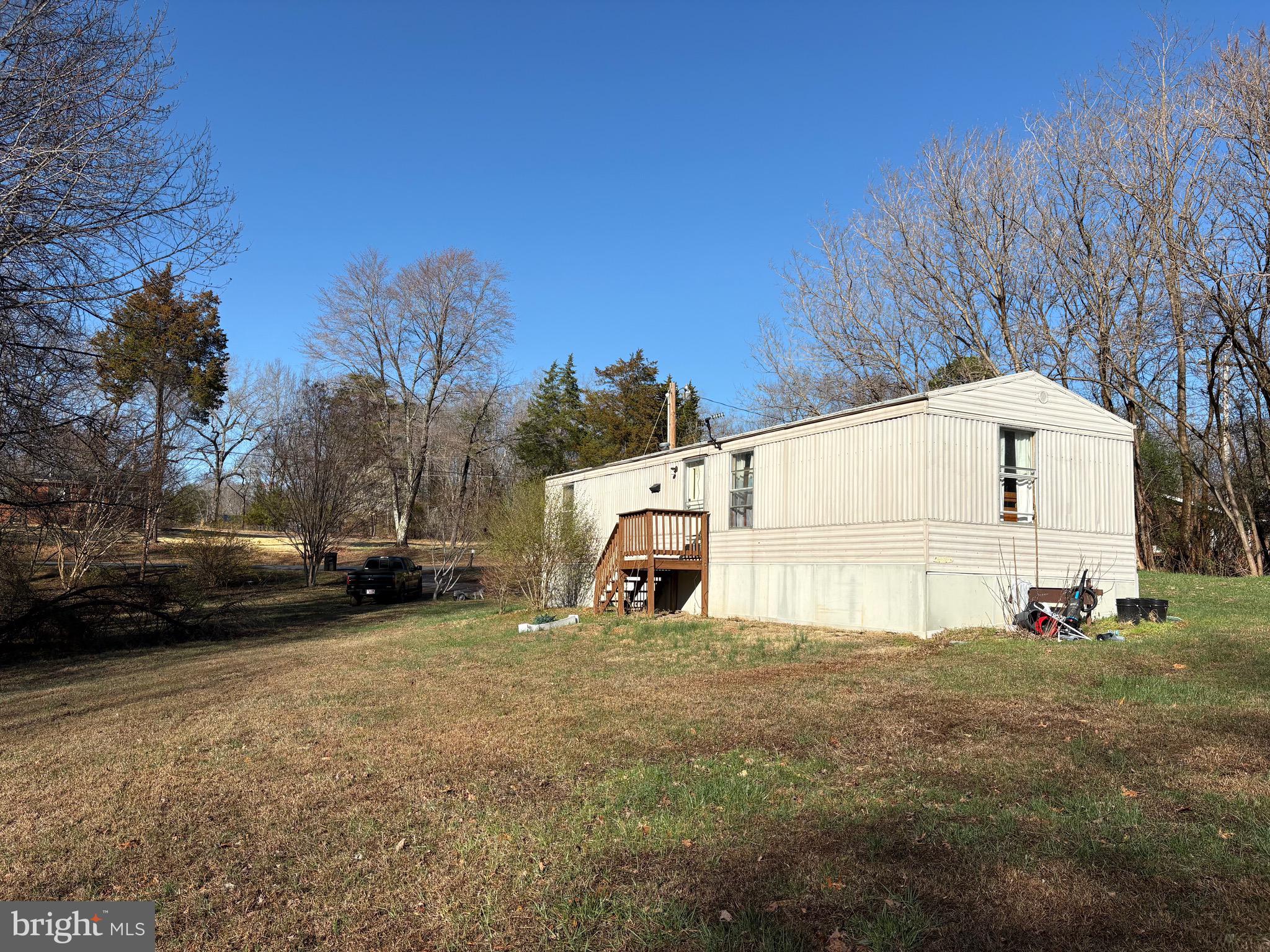 a view of a back yard of the house