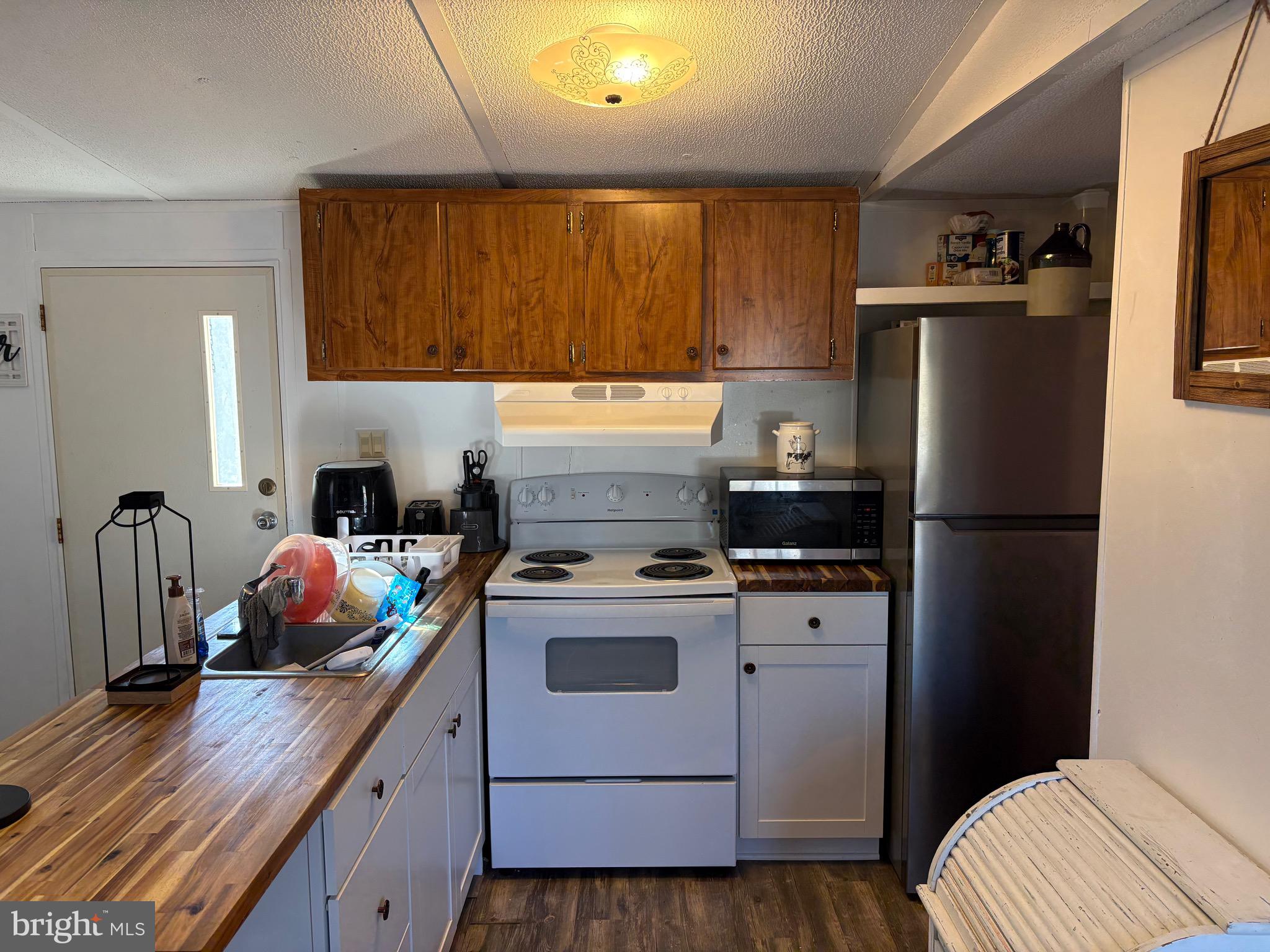1041 George James Loop Radiant, VA 22732 - Photo 2 of 9 a kitchen with a sink stove and refrigerator