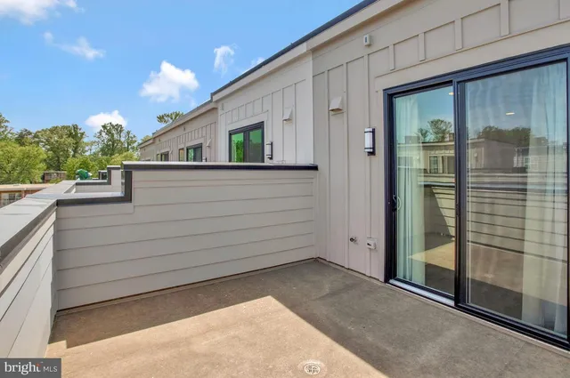 a view of backyard of the house